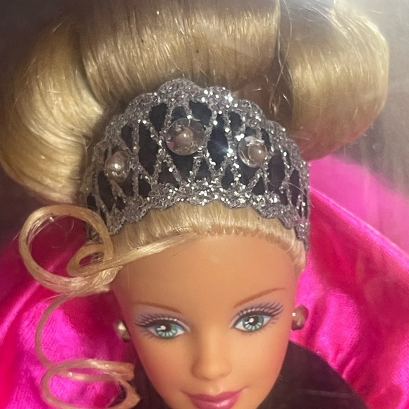 Happy Holidays Barbie Doll 1998
Special Edition Mattel #20200
NEW Vintage - Picture 6 of 11